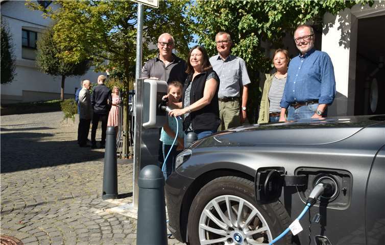 20 000 Euro zahlte die VG Vallendar für die neue Stromtankstelle die Ulrike Höfken als erste nutzen durfte. Foto: HEP