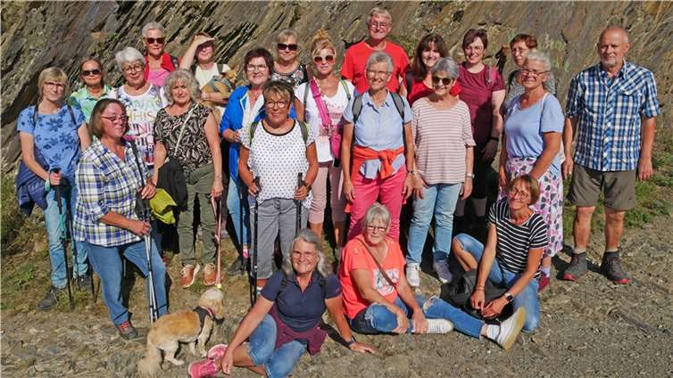 20 Bewegungsbegleiter aus Mayen-Koblenz tauschten sich bei einem gemeinsamen Spaziergang auf dem Traumpfädchen „Nette Romantikpfad“ in Ochtendung aus. Foto: Kreisverwaltung Mayen-Koblenz