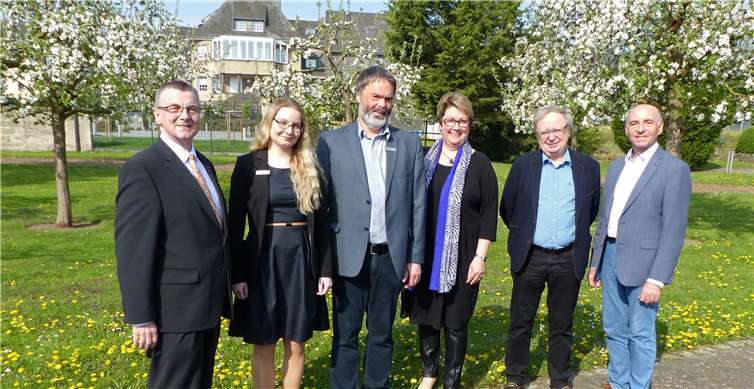 20 Jahre Integrierte Umweltberatung, ein Grund zum Feiern: Landrat Dr. Alexander Saftig, Lina Kopiskeund Dr. Rüdiger Kape von der Integrierten Umweltberatung, Abteilungsleiterin für Umwelt und Bauen Dagmar Menges,Staatssekretär im Bundesumweltministerium a. D. Michael Müller, Kreisbeigeordneter Rudi Zenz (v.l.n.r.). Foto: Kreis MYK
