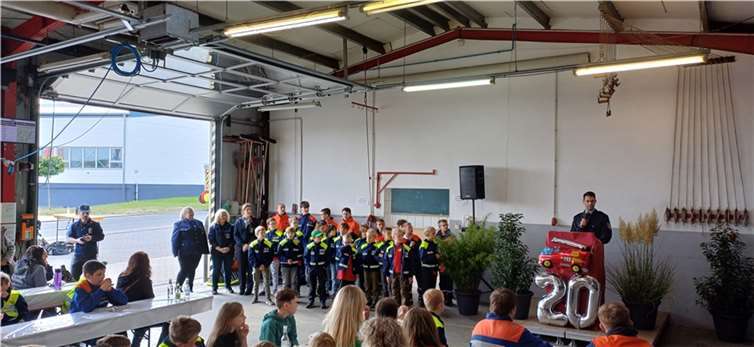 20 Jahre jung ist die Bambinifeuerwehr von Nentershausen. Ihren Geburtstag feierte sie standesgemäß im Gerätehaus. Bambiniwart Jannik Biebricher am Rednerpult begrüßte die kleinen und großen Gäste. Foto: Freiwillige Feuerwehr Nentershausen / A.Wolff / T.Rosog