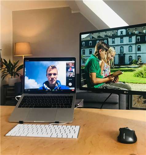 20 Jahre nach seinem Abitur auf der Rheininsel kehrte der Nonnenwerther Alumnus und erfolgreiche Gründer des Softwareunternehmens LeanIX, André Christ, virtuell an seine alte Schule zurück, um mit aktuellen Oberstufenschüler*innen seine Erfahrungen zu teilen. Foto: LeanIX