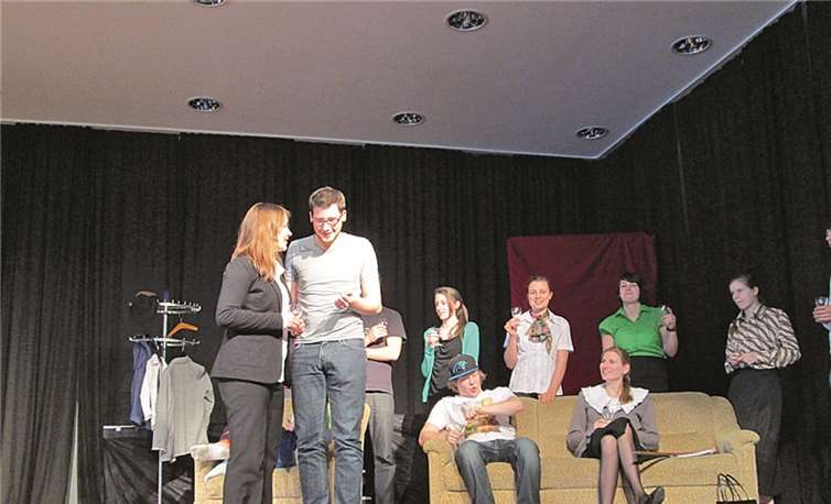 20 Jugendliche der Gruppe „Les Cigales“ verkörpern das Theaterstück „Familiengeschäfte“ auf der Bühne.Privat