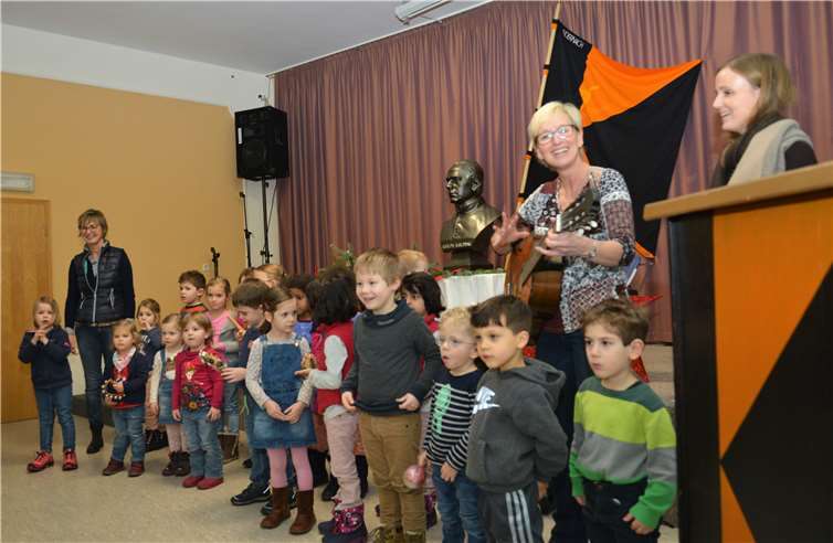 20 Kinder aus der Kita Maria-Himmelfahrt eröffneten die festliche Stunde.