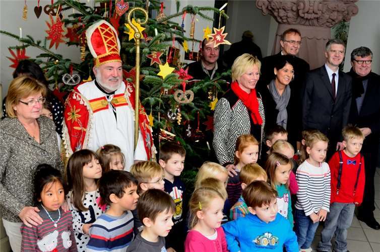 20 Kinder aus der Rheinbrohler Kita schmückten den Weihnachtsbaum im Foyer der Kreisverwaltung.HEP