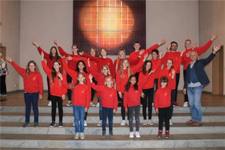 20 Kinder und Jugendliche im Alter von 6 bis 27 Jahren bereiteten sich mit ihrem Chorleiter Peter Uhl auf das Osterprogramm sowie auf die große Fahrt zum deutschlandweiten Jugendchorfestival in Münster vor. Foto: privat
