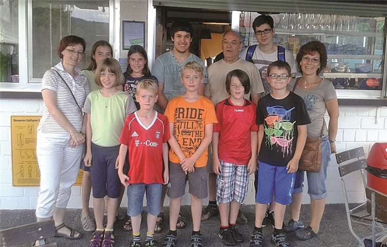 20 Kinder und Jugendliche trafen sich zum Minigolf.  Privat