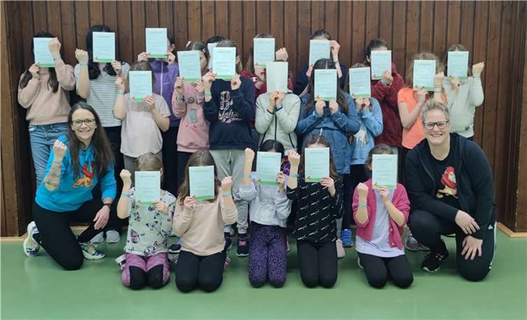 20 Mädchen, zwei Trainerinnen, ein Ziel: Kinder starkmachen. Erreicht haben das alle zusammen beim Selbstbehauptungswochenende, zu dem die kommunale Jugendarbeit der Verbandsgemeinde (VG) Weißenthurm Mädchen zwischen acht und elf Jahren eingeladen hatte. Foto: Nina Ketzner