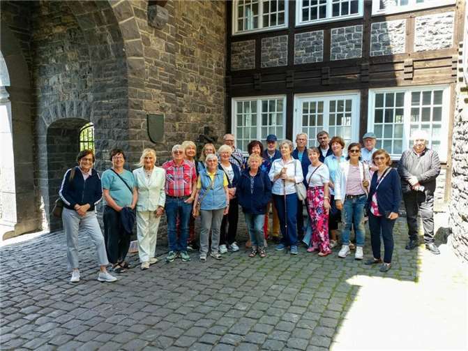 20 Mitglieder des Eifelvereins und Gäste machten sich auf zur Genovevaburg nach Mayen.  Foto: privat