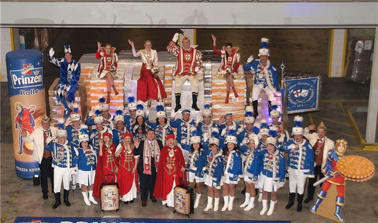 20 Paletten Wurfgebäck wurden von den Koblenzer Tollitäten entgegen genommen. Und der riesige Berg wurde gleich bestiegen - eine Unmenge an Wurfmaterial.