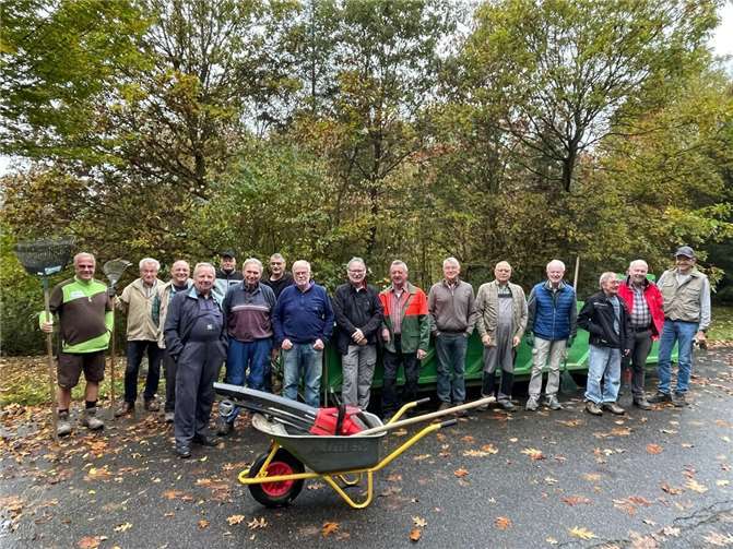 20 Rentner trafen sich am Waldfriedhof zum Arbeitseinsatz.  Foto: Rudolf Boden