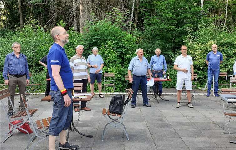 20 Sänger trafen sich im Kunstatelier ‚B-05‘ im Horresser Wald, um auf der dortigen (Noch-)Freiluft-Bühne unter der Leitung ihres Dirigenten Dominik Pörtner den „Proben-Re-Start“ zu genießen.Fotos: privat