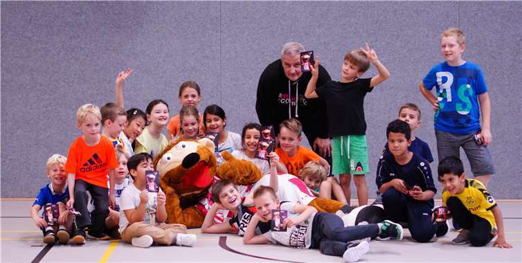 20 Schülerinnen und Schüler konnten ihr Glück kaum fassen, dass sie per Losentscheid ausgewählt wurden, um am Profitraining der Telekom Baskets teilnehmen zu dürfen.Fotos: privat
