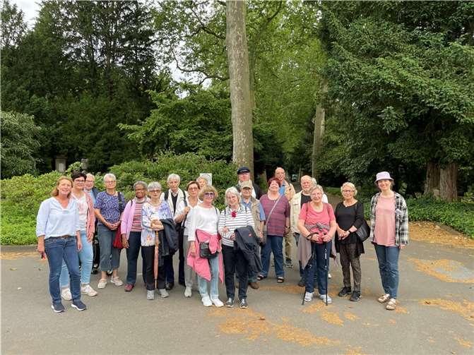 20 Senior:innen nahmen am gemeinsamen Spaziergang teil. Foto: Sabine Wieneke