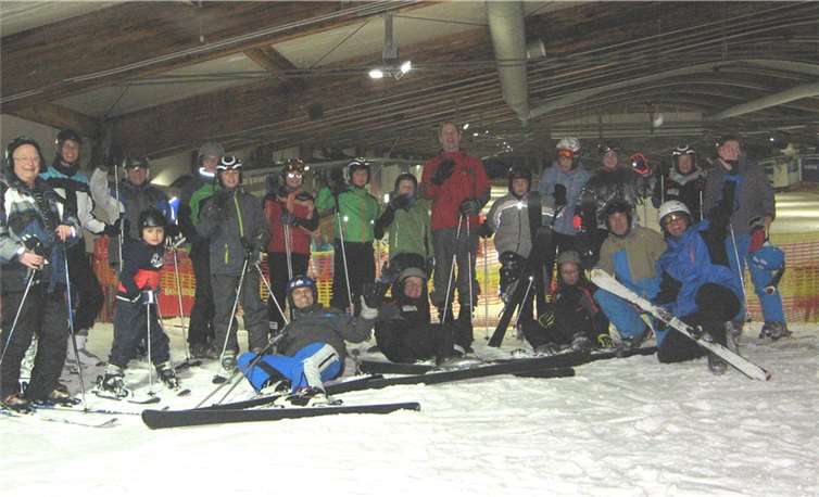 20 Sportler des TV Sinzig nutzten die Gelegenheit, um vor Beginn der Wintersaison schon einmal ihre Ski zu testen und ihre Fahrtechnik zu verbessern. privat