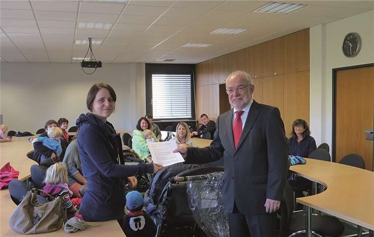 20 Tagesmütter und -väter machten nochmals die Bedeutung von Kindertagespflege beim Neuwieder Oberbürgermeister Nikolaus Roth klar.