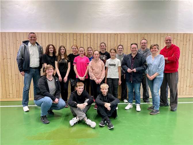 20 Teilnehmende im Alter von zwölf bis 20 Jahren nutzten die Chance und übten mit Sicherheitscoach Lars Weiler und seinem Team Techniken der Selbstbehauptung und Selbstverteidigung ein. Foto: privat