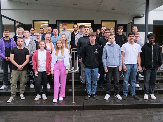 20 junge Leute begrüßte Geschäftsführer Stefan Herschbach bei ihrem Berufsstart. Foto: Dennis Steinhardt/SWN