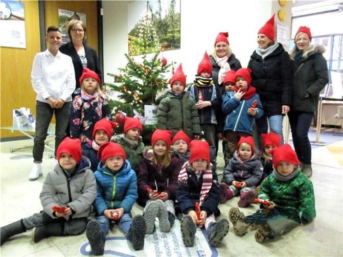 20 kleine Zaunkönige haben den Baum in der Raiffeisenbank gechmückt. Quelle: Kindergarten Zaunkönige