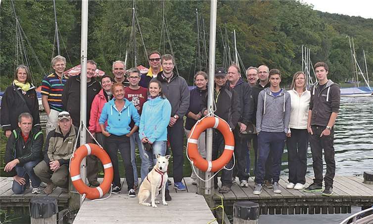 20 neue Skipper mit Hund - stolz präsentieren sich die erfolgreichen Absolventen vor der Kamera. M. Adolphs
