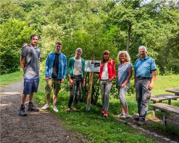 20 neue Tafel am Wegesrand des Gelbachtrails informieren über die Besonderheiten in der Natur. Dafür haben sie zusammengearbeitet: (v.l.) Stefan Eschenauer und Simon Ostermann, (beide Naturpark Nassau); Steffi Zurmühlen (Touristinfo Bad Ems), Karin Maas (Tourist-Info Montabaur), Sabine Ksoll und Peter Fleck (beide VG Diez).  Foto: Felix Nowakowski