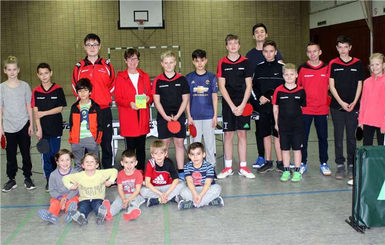 200 Euro hatte der Oberwinterer Ortsbeirat für die Jugendarbeit des TTV zur Verfügung gestellt, die jetzt von Angelika Linden-Berresheim übergeben wurden. Foto: privat