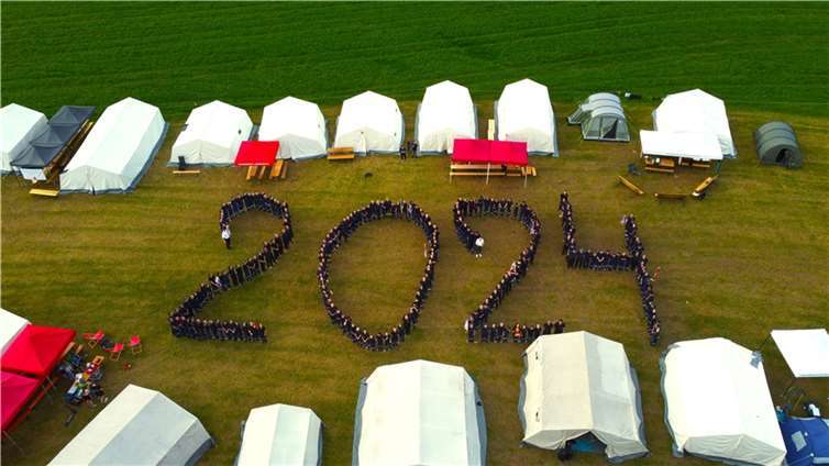 200 Jugendliche bilden die Jahreszahl 2024 auf dem Campingplatz „Bocher Platz“ in Roßbach. Quelle: Ortsgemeinde Roßbach