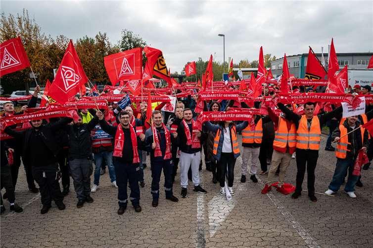 200 Mitarbeiter haben sich am heutigen Warnstreik in Neuwied beteiligt.  Fotos: Max Gerlach