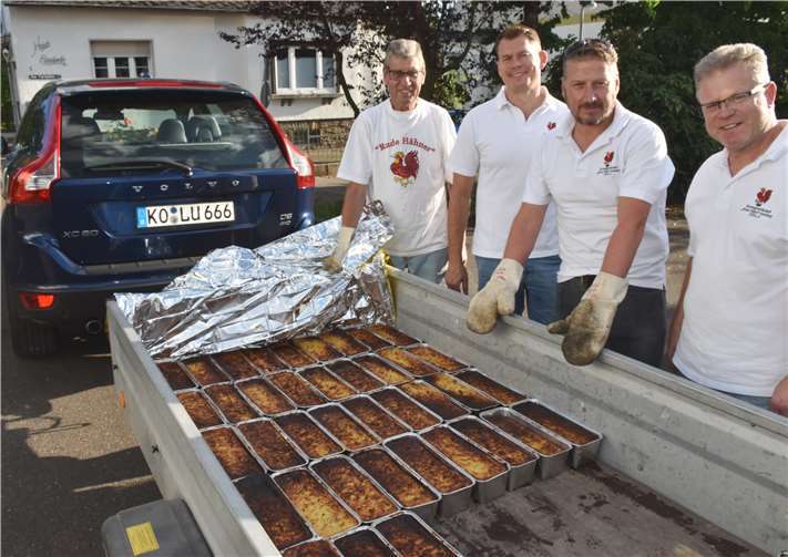 200 Portionen Debbekoche wurden auchvon Vorstandsmitgliedern zum Verkauf ins Festzelt transportiert