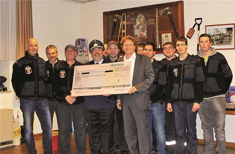 2000 Euro Spende konnte die Feuerwehr in Dorsel entgegennehmen.SES