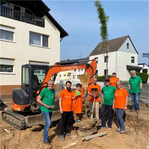 2000 Euro für die Dorfplatzerneuerung erhielt der Ortsausschuss Niederdrees e.V. von der Firma „Westenergie“. Foto: privat
