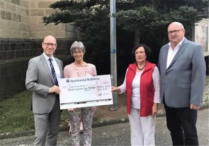2.000 Euro wurden als Unterstützung für den Krankenbesuchsdienst übergeben.privat