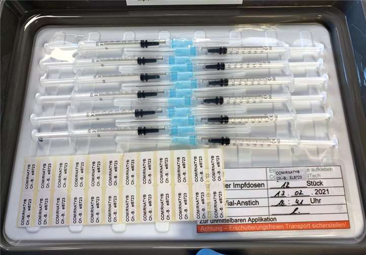 2000 Impfstoffen pro Tag müssen im Impfzentrum St. Augustin fachgerecht vorbereitet werden.Fotos: Jost