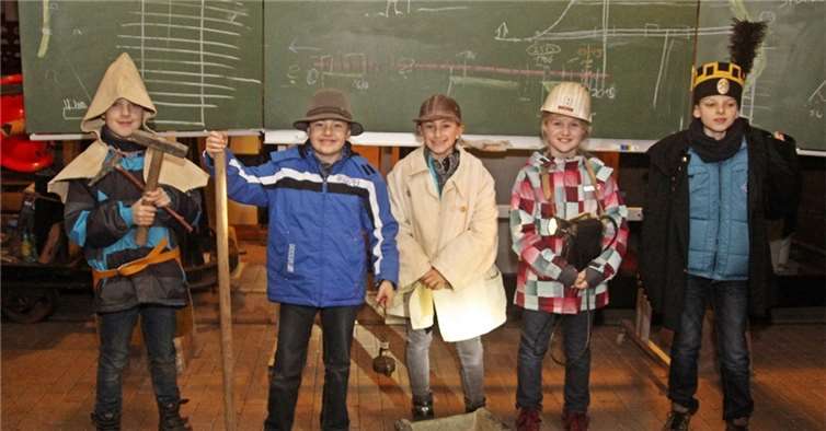 2000 Jahre lokale Bergbaugeschichte auf einem Bild – spielerisch erfahren die Viertklässler Wissenswertes über die Historie. WW - Willi Willig