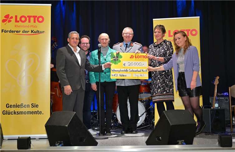 20.000 für die Caritas-Wohnungslosenhilfe: Strahlende Gesichter bei der Spendenübergabe im bis auf den letzten Platz gefüllten Haus Horchheimer Höhe. Foto: Klaus Manns / Foto Seydel