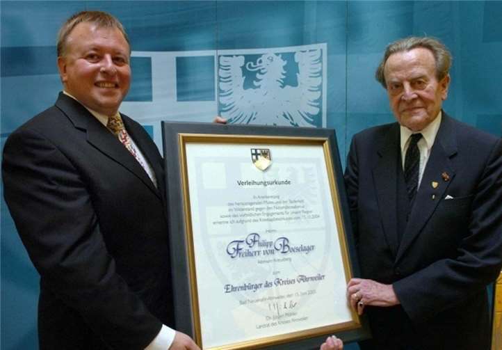 2005 verlieh Landrat Dr. Jürgen Pföhler die Ehrenbürgerwürde an Philipp Freiherr von Boeselager.Foto: Archiv/Kreisverwaltung Ahrweiler