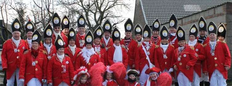 2012 die Narren im selbst gebastelten Gardekostüm.