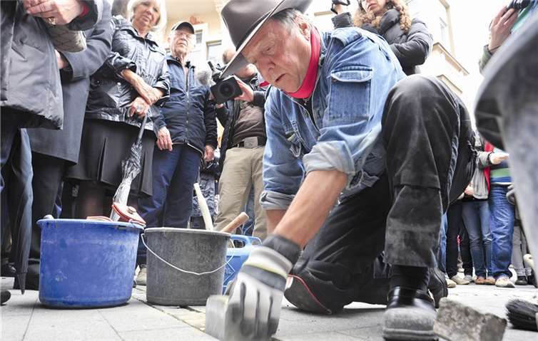 2012 hat Gunter Demnig die ersten 30 Stolpersteine in der Kreisstadt verlegt. Werner Mertens