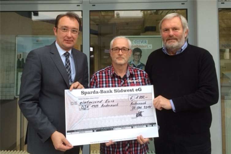 2015 war unter anderem die Sparda-Bank ein verlässlicher Partner für den Ausrichter, die LG Rhein-Wied. Der Abteilungsvorsitzende des ortsansässigen Stammvereins, der SG DJK 1909 e.V. Andernach, Klemens Neuhaus und Volker Kirchesch als Geschäftsführer des Gesamtvereins konnten eine großzügige Spende in Empfang nehmen. privat