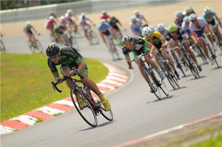 2016 geben auch die Profis Vollgas auf dem legendären Nürburgring. Foto: Rad am Ring / Markus van Hauten