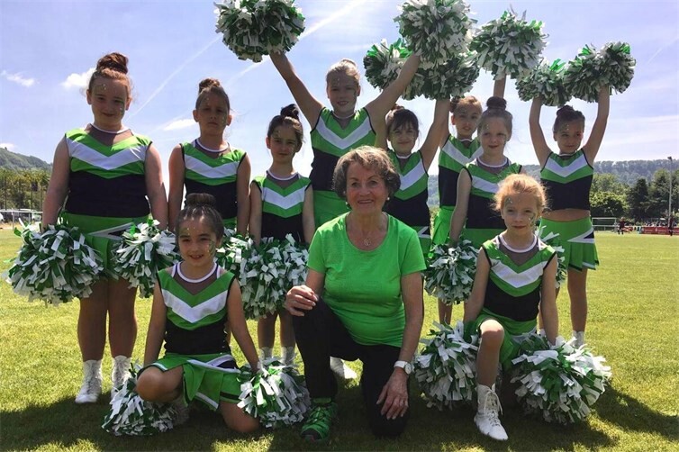 2017 Cheerleader mit Trainerin Rita Wolf