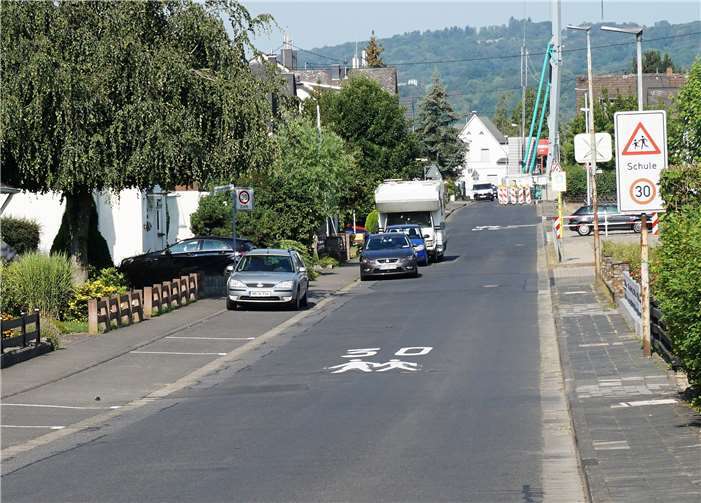 2017 setzte Starkregen die Irlicher Marienstraße unter Wasser. Als Reaktion darauf wurden zusätzliche Regenabläufe eingebaut.