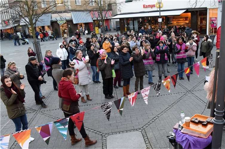 One Billion Rising: Tanzen gegen Gewalt an Frauen 2018 tanzten Teilnehmerinnen aus dem Kreis zum ersten Mal auf dem Platz an der Linde in Bad Neuenahr. Foto: Archiv Fix