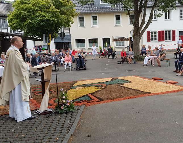 2020 ist auch der Gottesdienst zur Kirchweih einmal anders: Open Air war er trotzdem gut besucht und es verbreitete sich eine feierliche Stimmung vor „dem Dom.“ Fotos: privat