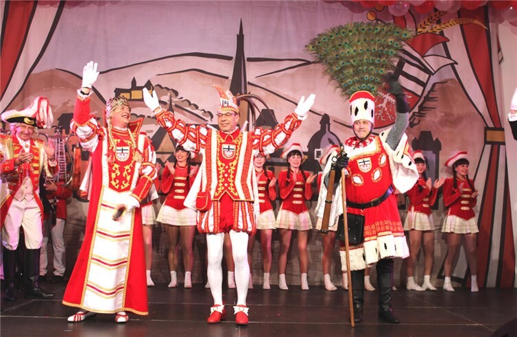 2025/26 wird Ahrweiler vom Dreigestirn Prinz Harry I., Bauer Lutz I. und Jungfrau Coralie I. regiert. Fotos: DU