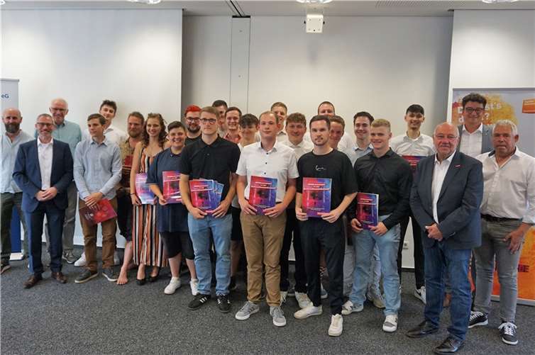21 Junghandwerker legten erfolgreich ihre Tischler Gesellenprüfung ab.  Fotos: FF