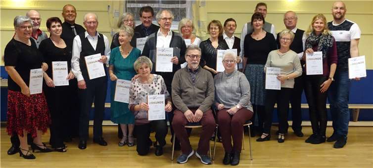 21 Tänzer des PostSV Remagen legten erfolgreich die Prüfungen zum Deutschen Tanzsportabzeichen ab und konnten im Rahmen der Weihnachtsfeier ihre Urkunden entgegennehmen. Foto: privat