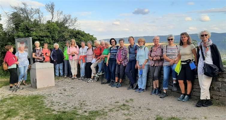 21 Teilnehmerinnen wanderten bei der Abendwanderung Richtung Kobern. Foto: privat