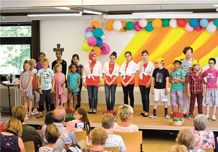 21 aufgeregte Kinder zwischen sechs und 13 Jahren präsentierten einen bunten Reigen an musikalischen Darbietungen und kurzen Theaterstücken. privat