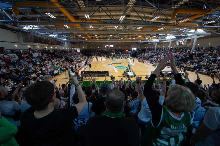 2135 Fans aus beiden Lagern sorgten für eine intensive Stimmung in der EPG Arena. Fotos: Angel King