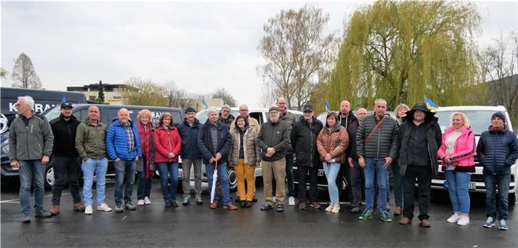 22 Fahrer, Ersatzfahrer, Dolmetscher machen sich mit Hilfsgütern auf den Weg an die Ukrainische Grenze, um zwei Tage später auch bis zu 48 Flüchtlinge mitbringen zu können. Fotos: CD
